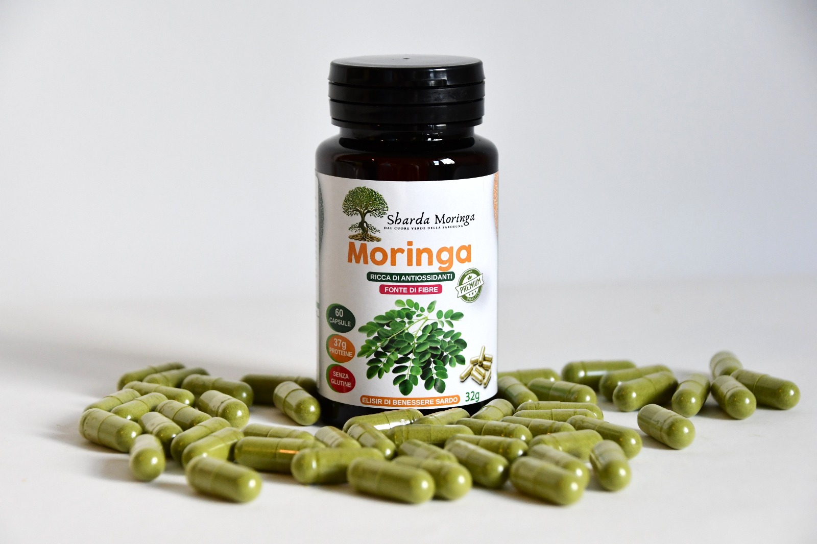 Confezione di opercoli di Moringa superfood naturale a base di foglie essiccate e macinate