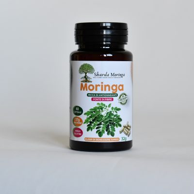 Confezione di opercoli di Moringa superfood naturale a base di foglie essiccate e macinate