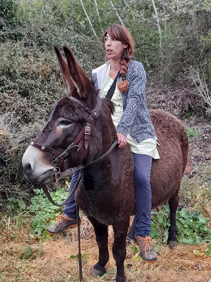 angela con asino fattoria didatica
